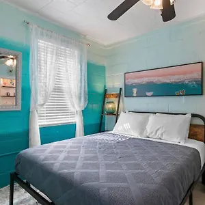 Mermaids Grotto Waterfront 1br Apt With Bay View Holiday home